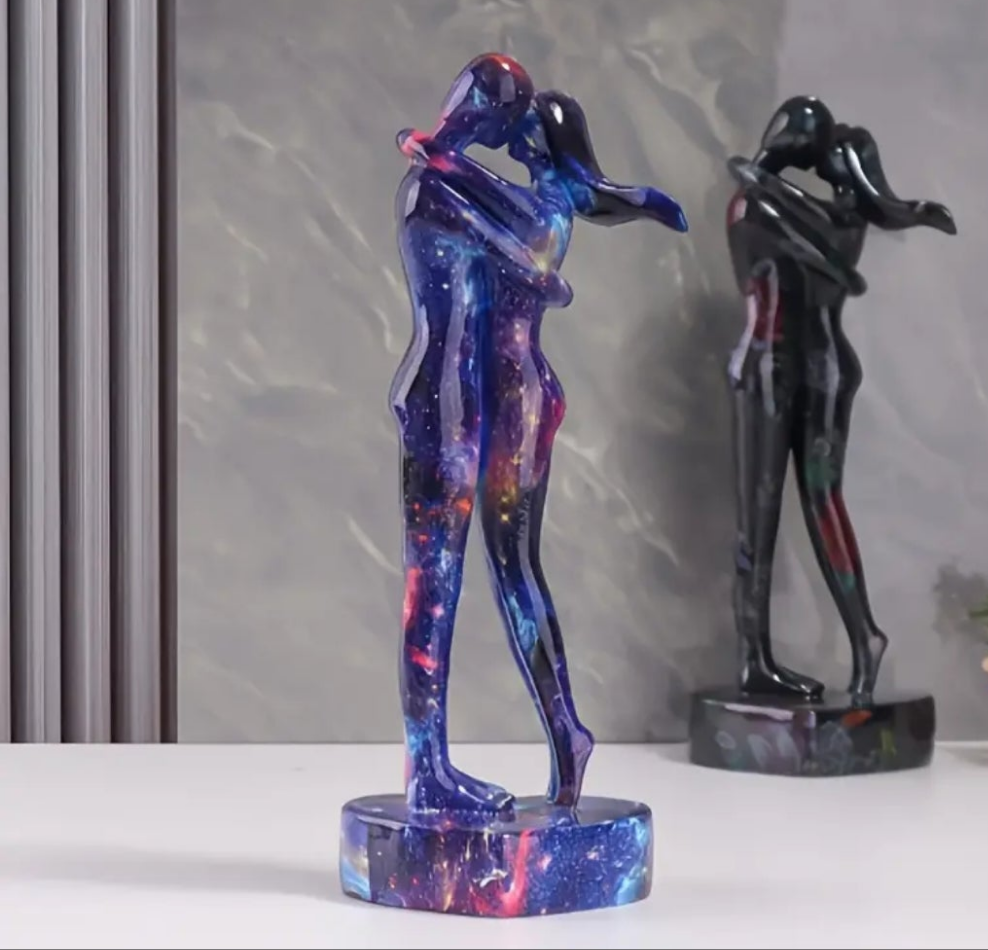 Resin Love Couple Figurines - Romantic Embrace