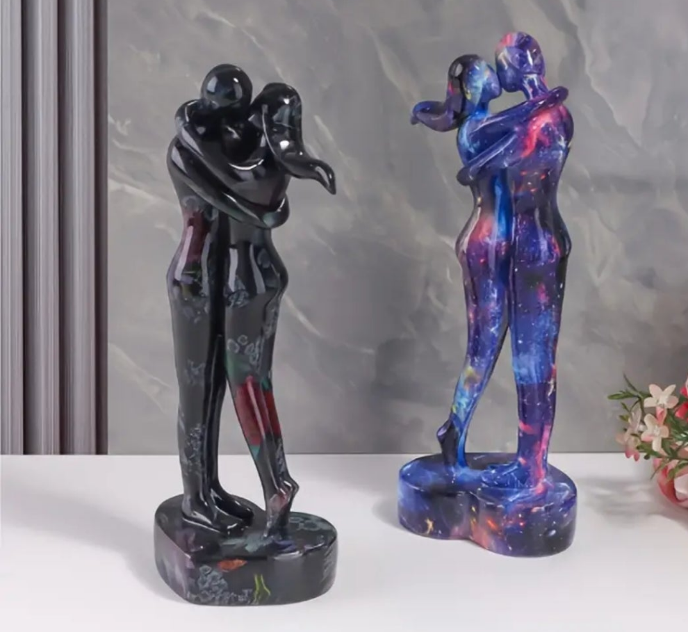 Resin Love Couple Figurines - Romantic Embrace